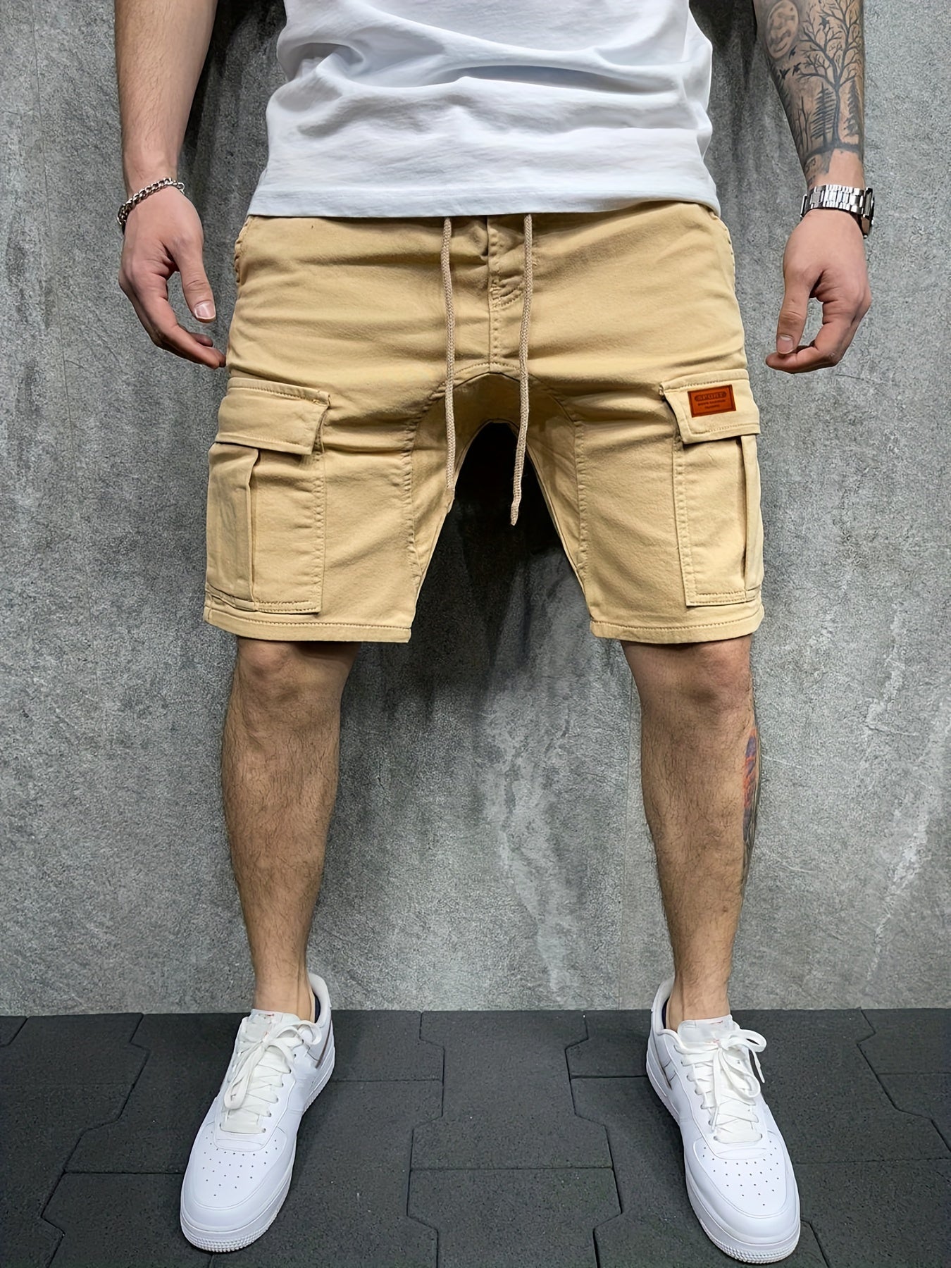 Schwarze Cargo-Shorts mit mehreren Taschen