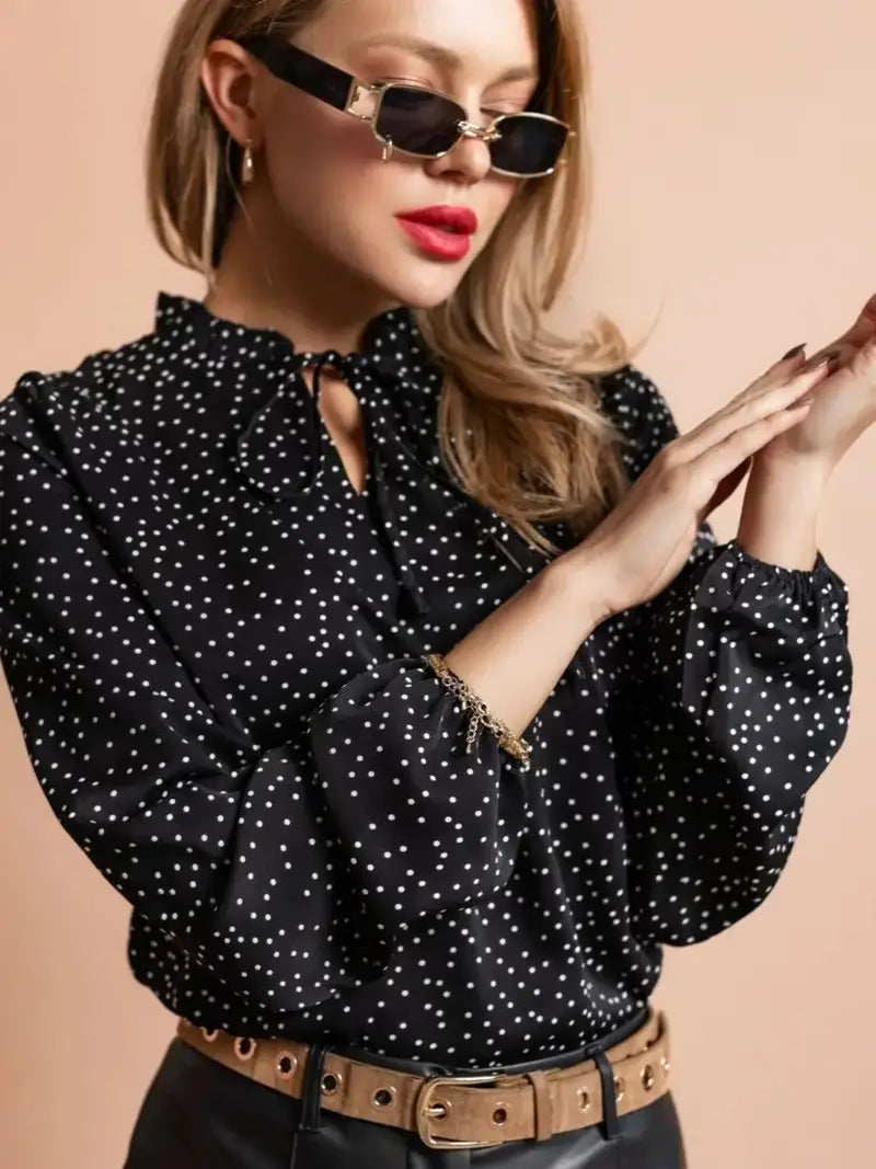 Elegante Bluse mit Polka Dots und Bindeband am Kragen. Vielseitig einsetzbar