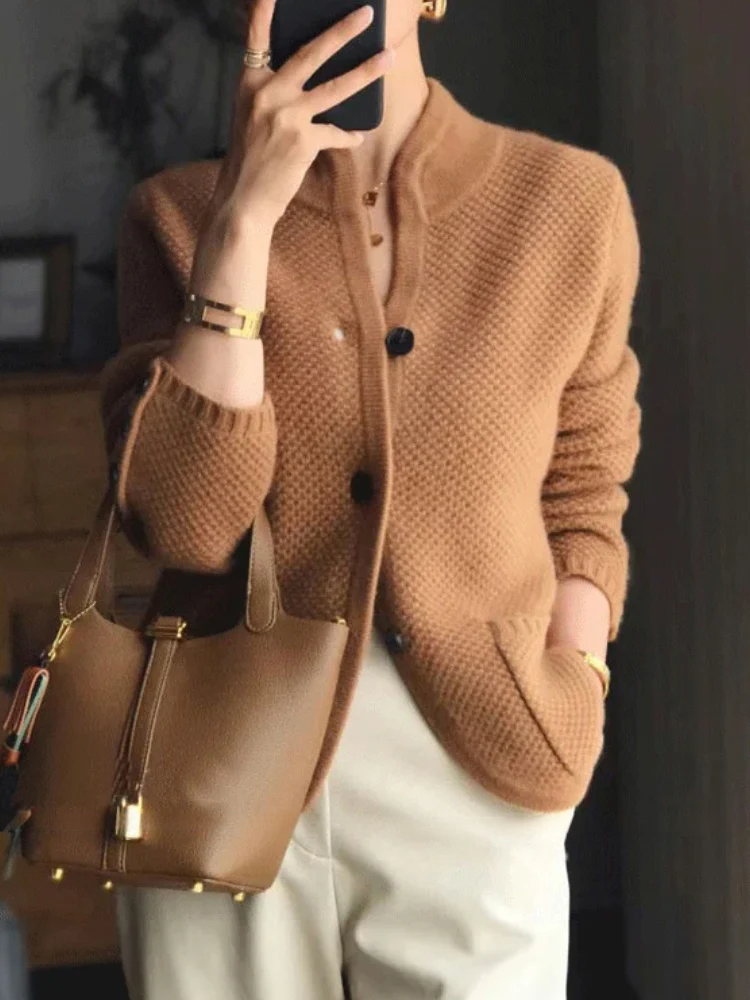 Hannelore | Elegante Strickjacke mit hohem Kragen