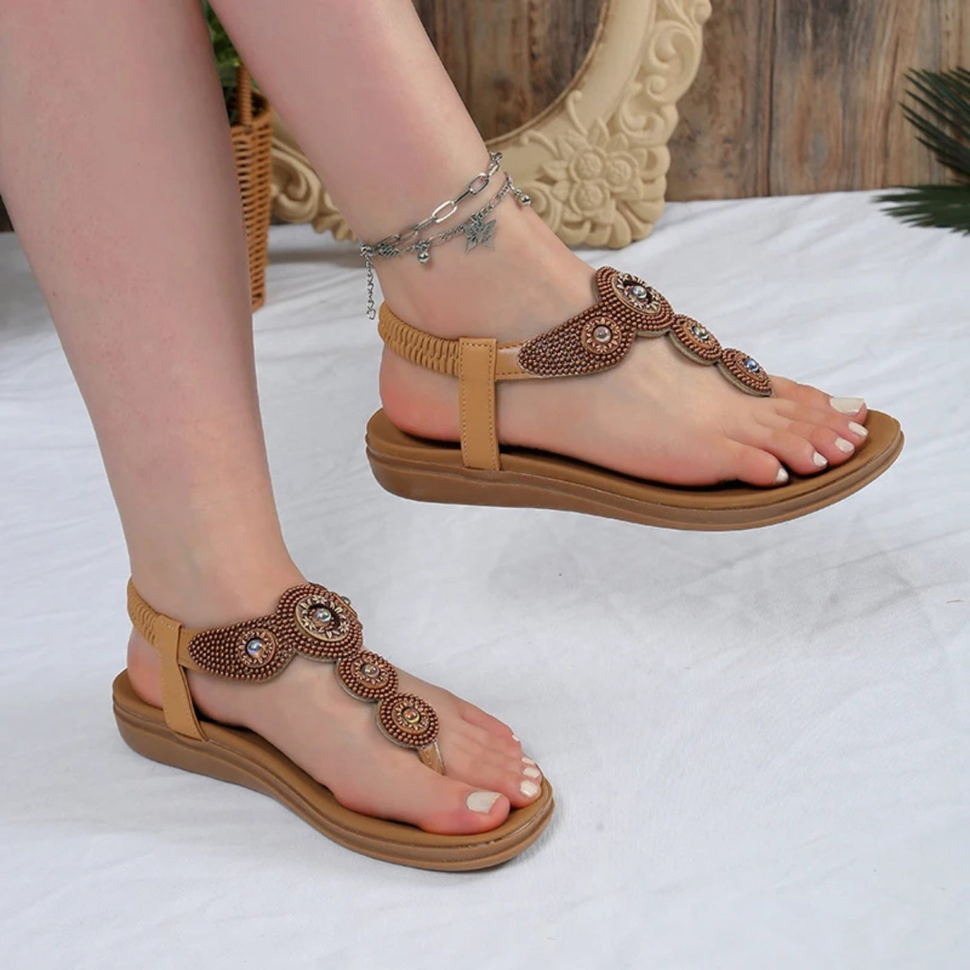 MODA Elastische, met lovertjes afgezette, metaaldecoratie teensandalen