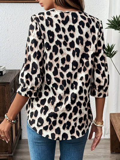 Ungezähmte Eleganz – Bluse mit V-Ausschnitt und Leopardenmuster