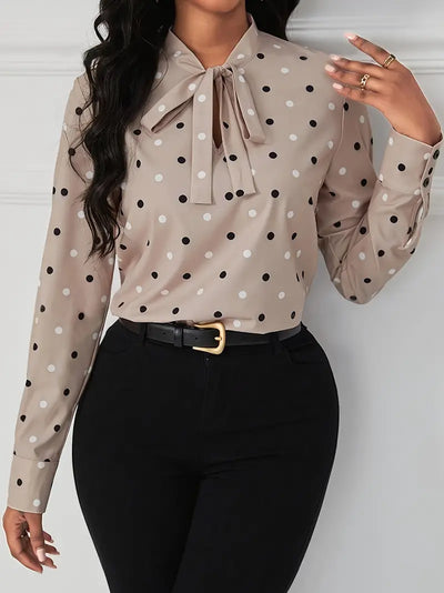 Zeitlose, elegante Bluse mit Polka Dots und Bindeband am Kragen