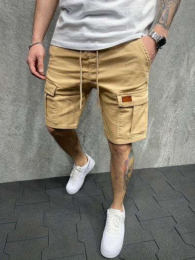 Schwarze Cargo-Shorts mit mehreren Taschen