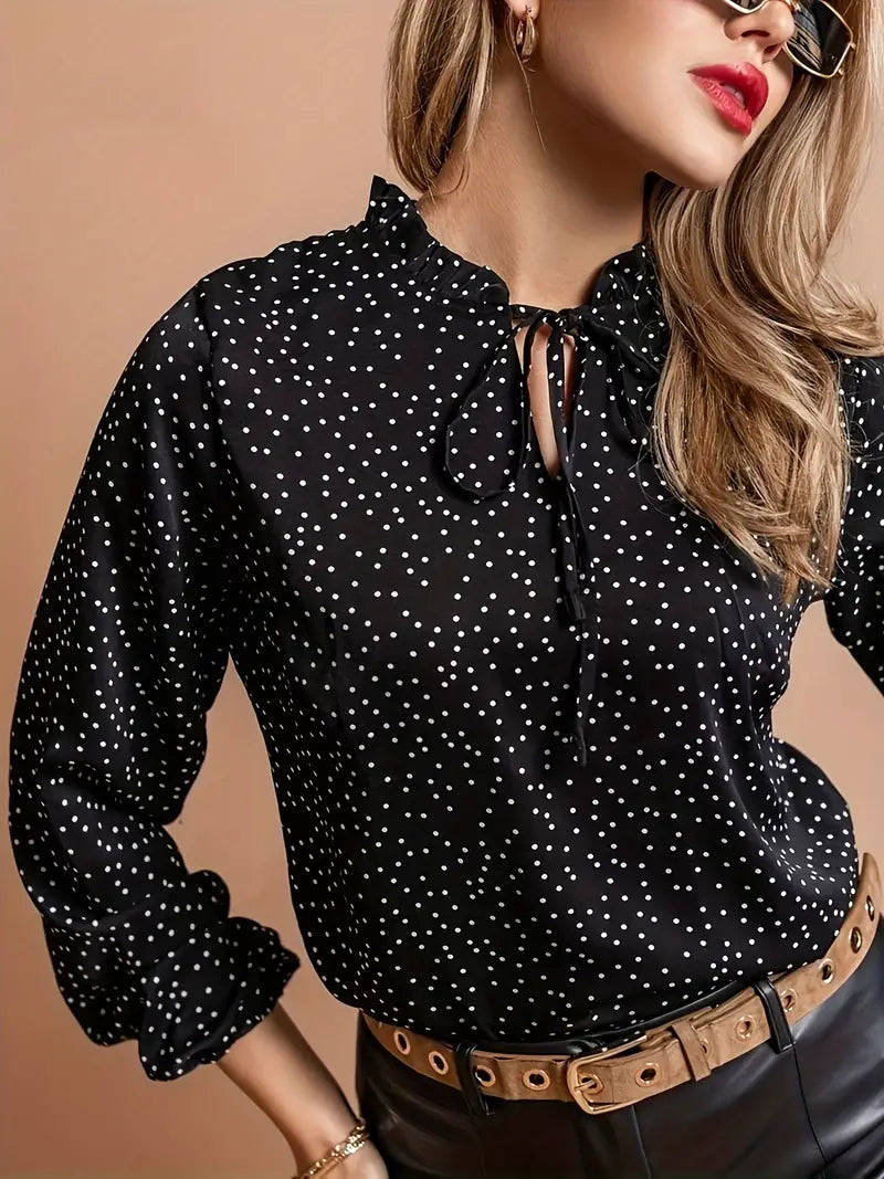 Elegante Bluse mit Polka Dots und Bindeband am Kragen. Vielseitig einsetzbar