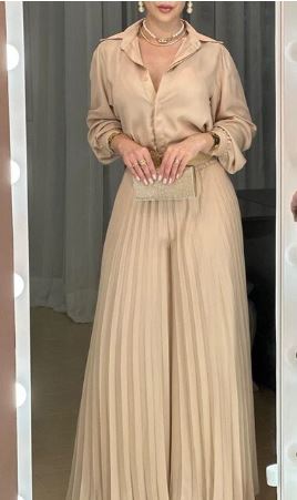 Rebecca - Luxuriöses, elegantes Oberteil in Khaki und Schlaghosen mit Revers