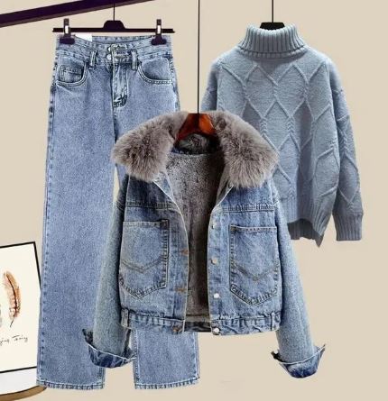 Darlyn -  Dreiteiliges Set aus Jeans, Jeansjacke und Strickpullover mit hohem Halsausschnitt