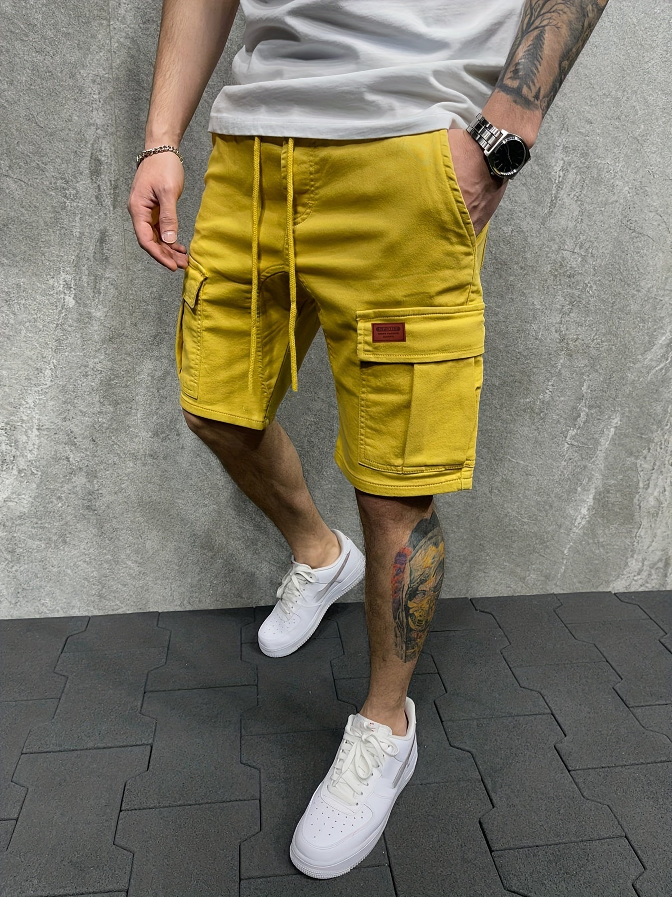 Schwarze Cargo-Shorts mit mehreren Taschen