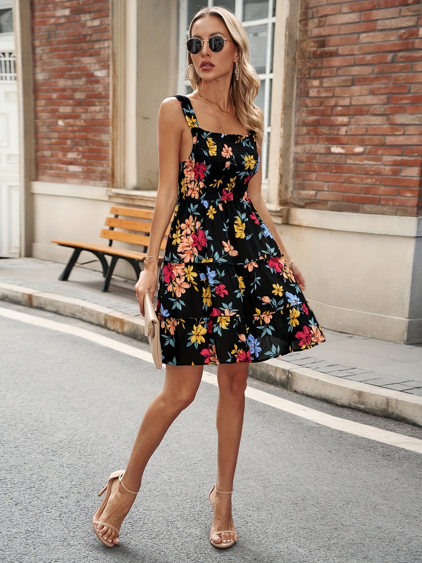 DolceMode | Kleid mit Blumenmuster und quadratischem Ausschnitt