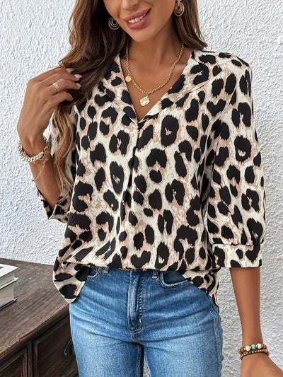 Ungezähmte Eleganz – Bluse mit V-Ausschnitt und Leopardenmuster