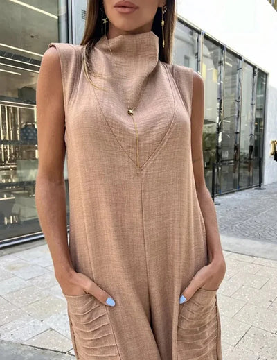 Nadia - Unifarbener, ärmelloser Jumpsuit mit plissierten Taschen und hohem Kragen