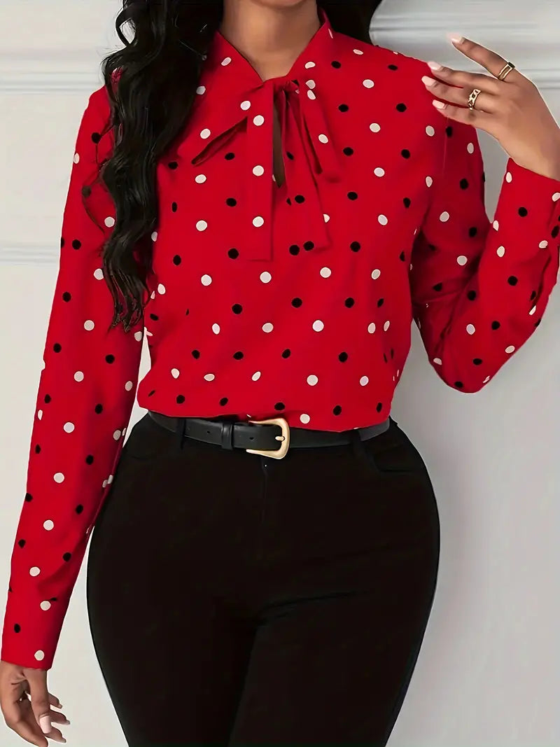 Zeitlose, elegante Bluse mit Polka Dots und Bindeband am Kragen