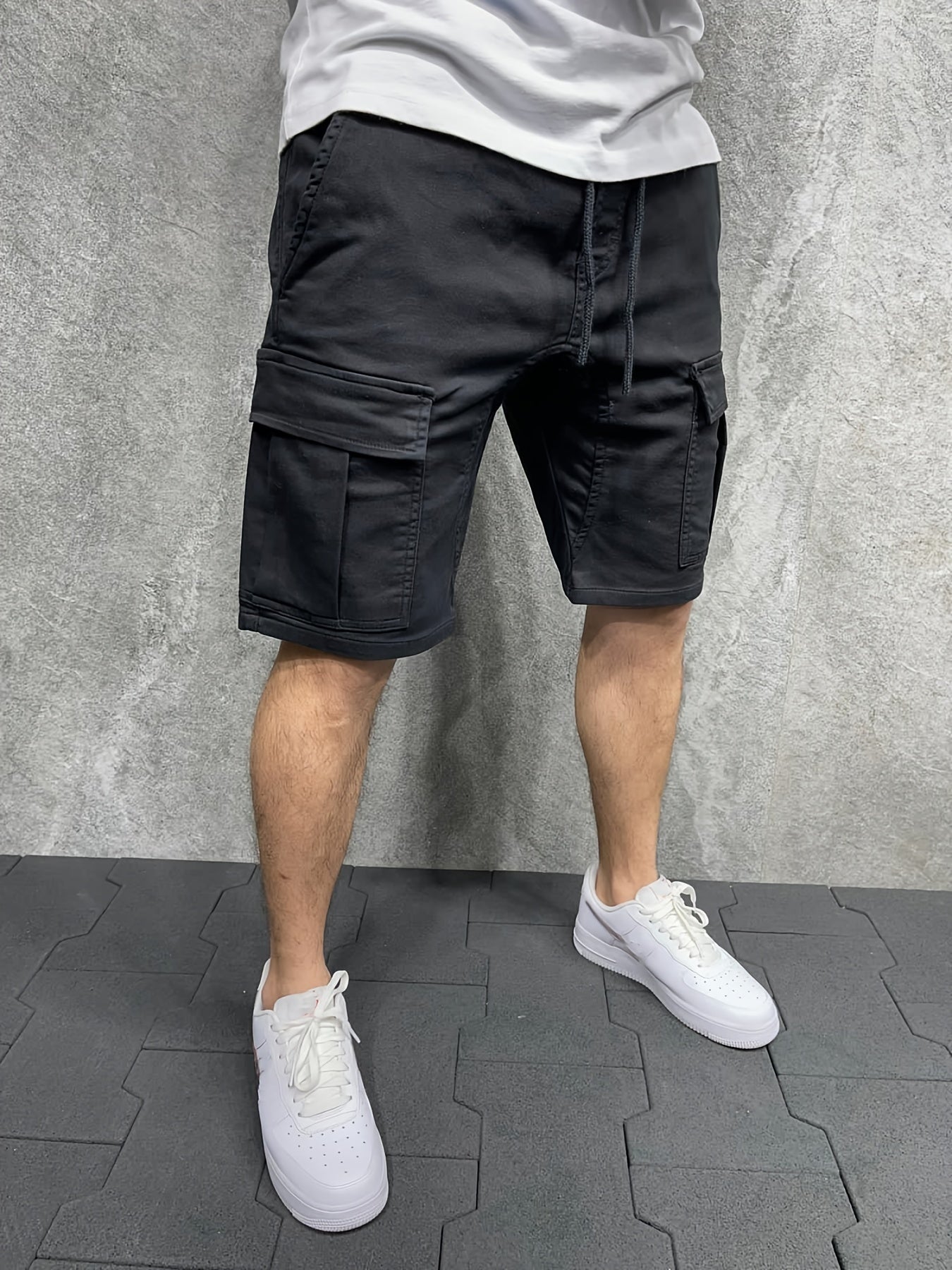 Schwarze Cargo-Shorts mit mehreren Taschen